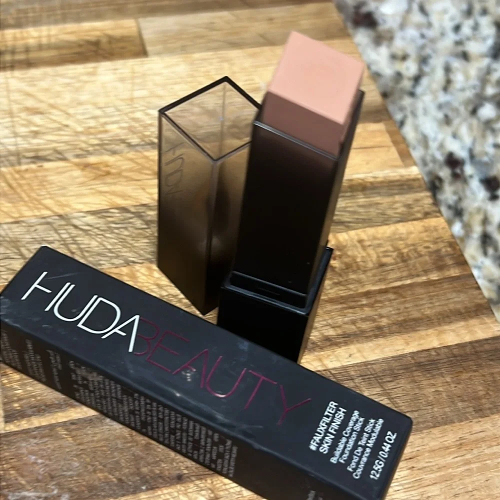 ⚡️💕Huda Beauty Shortcake Foundation Stick